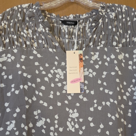 Dokotoo NWT Chic Gray & White Floral Blouse...size Med - Picture 3 of 6